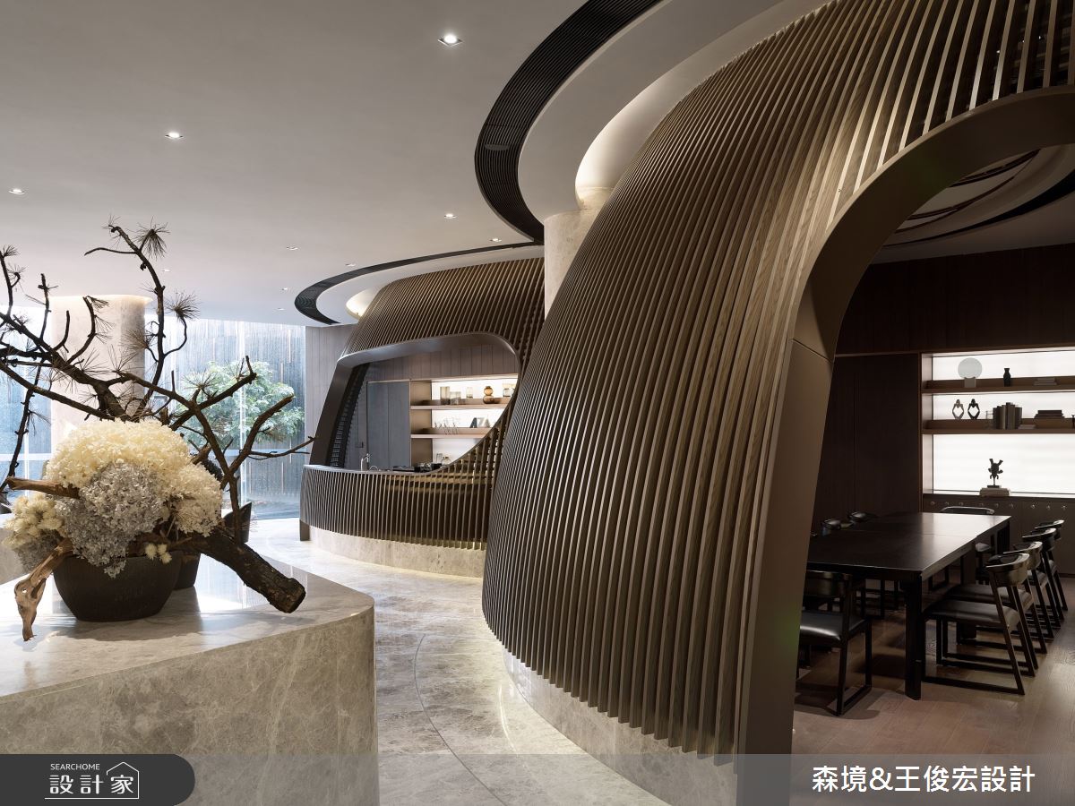 夜幕低垂之際,湛藍天空下,高聳建築後方,隱藏著一座