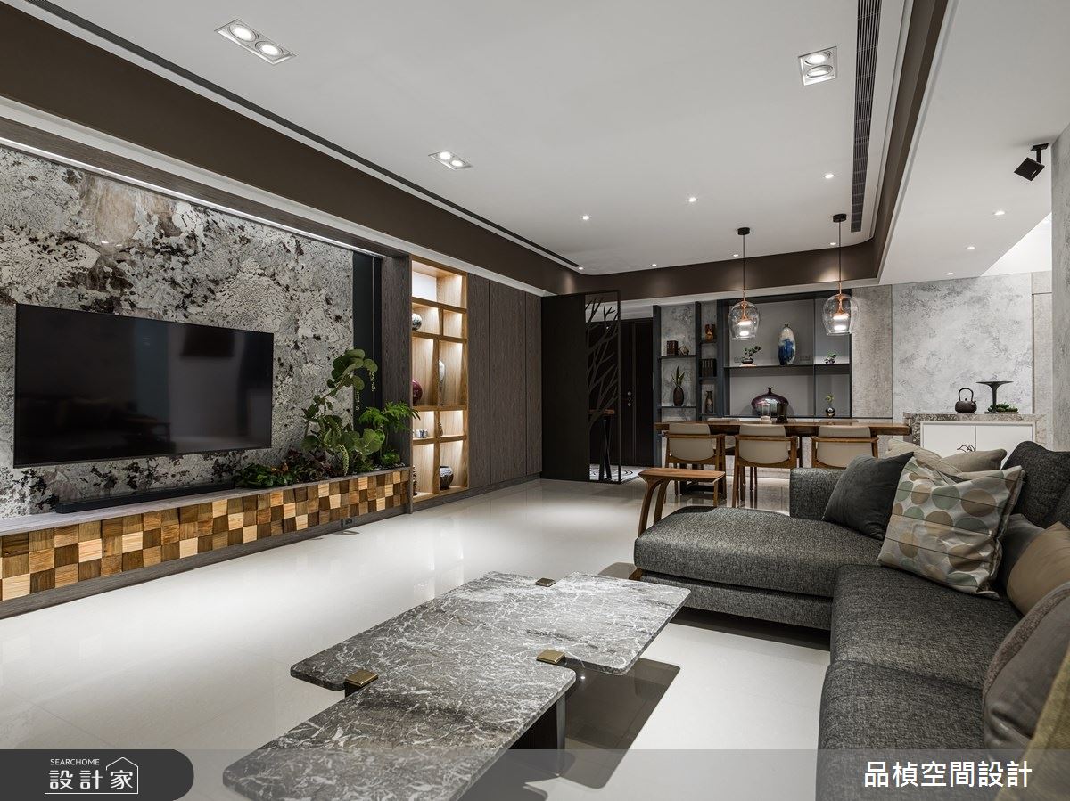 客廳電視牆以自然石材,搭配自然植栽妝點,營造大器氛圍。 客廳電視牆以自然石材,搭配自然植栽妝點,營造大器氛圍。