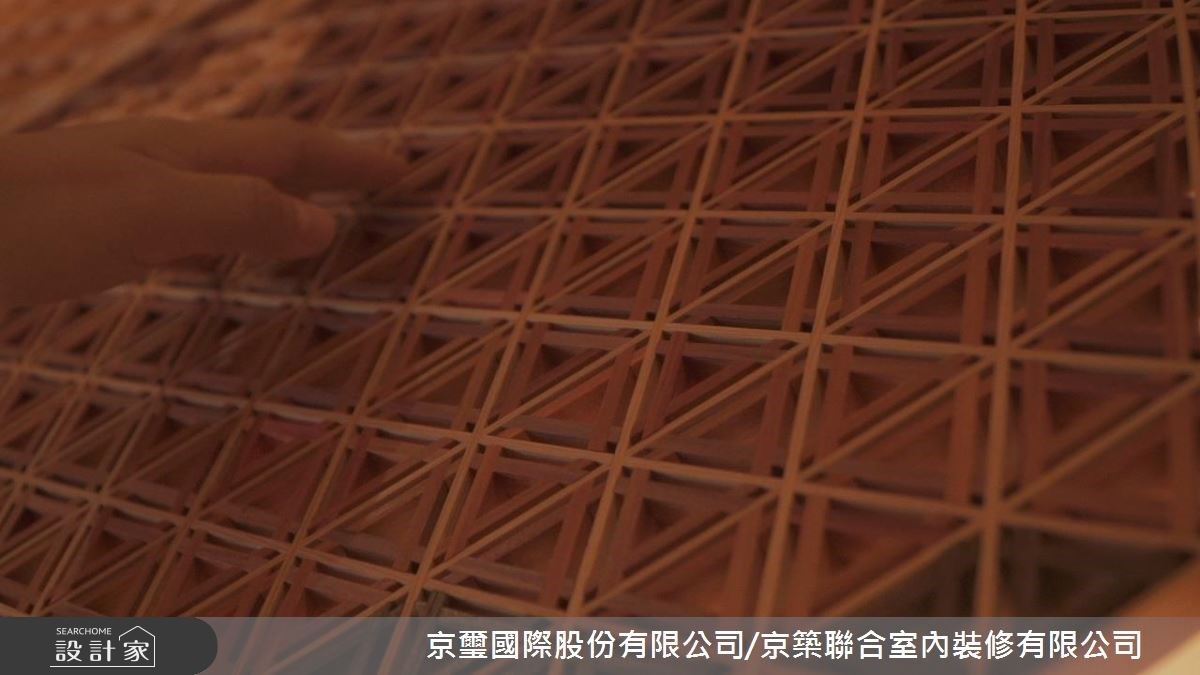 傍晚時分,天色漸漸暗了下來,台北街頭這處 25 坪日式