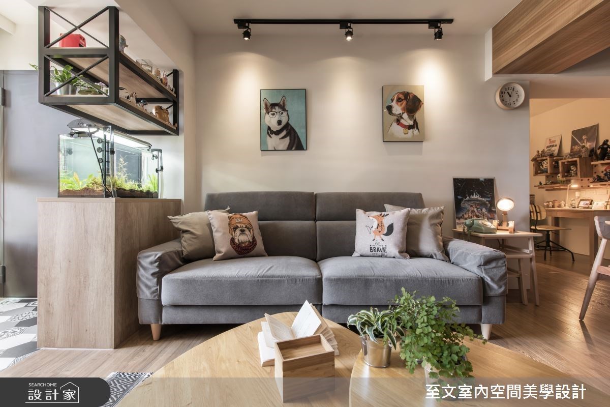 落地鞋櫃上方利用廚房常見的吊櫃設計,不僅具備收納與展示機能,也有屏風的作用,避免從玄關一眼看穿屋內。 落地鞋櫃上方利用廚房常見的吊櫃設計,不僅具備收納與展示機能,也有屏風的作用,避免從玄關一眼看穿屋內。