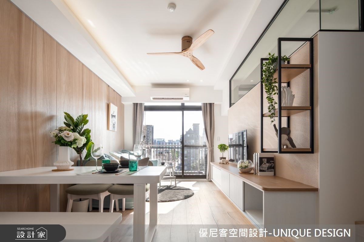 僅有12坪的住宅雖然長型電視櫃已經有一定的收納量,但於牆邊增添一個鐵件吊櫃能與玄關共用,也有能展示屋主蒐藏。 僅有12坪的住宅雖然長型電視櫃已經有一定的收納量,但於牆邊增添一個鐵件吊櫃能與玄關共用,也有能展示屋主蒐藏。