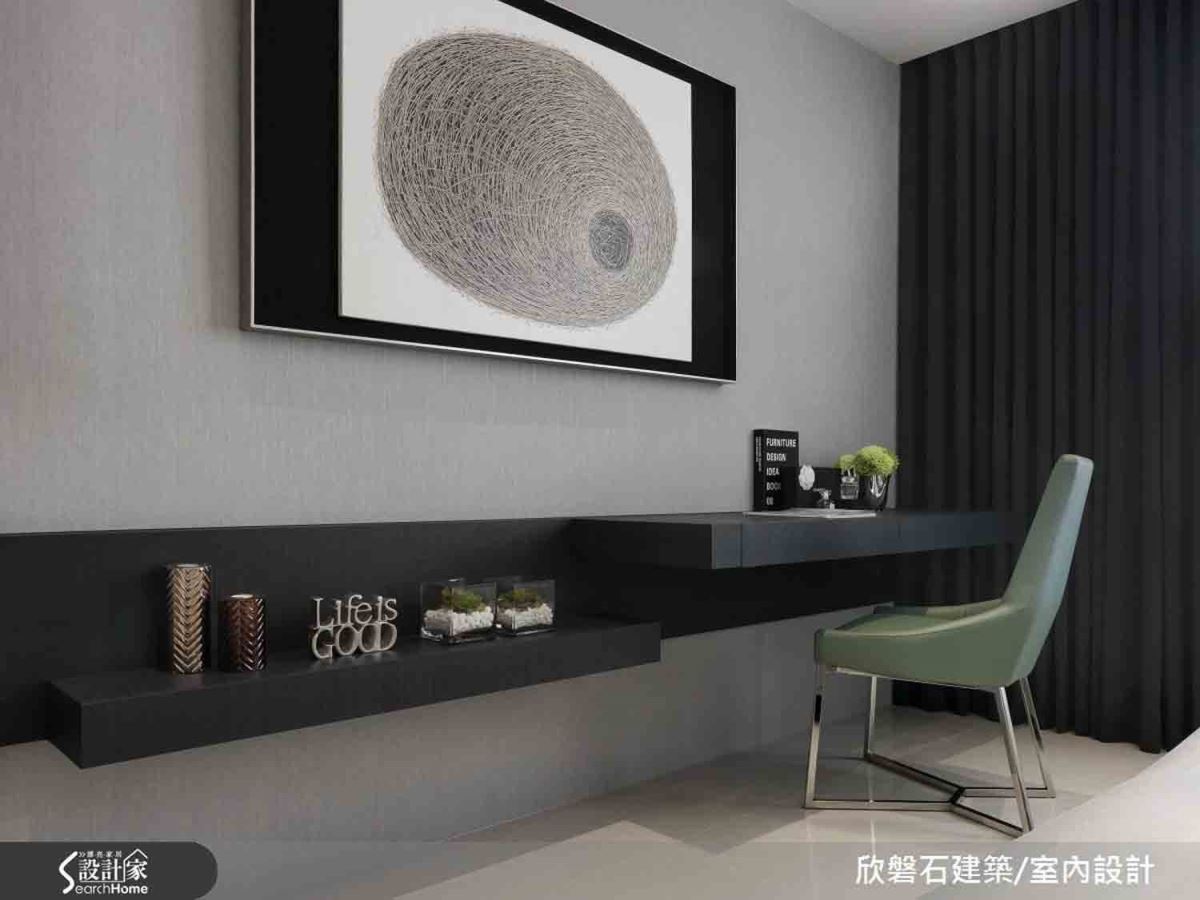 一件合宜的藝品或畫作,其實也能提升寢室的寧靜氛圍與休憩品味。設計師佈置了一幅象徵孵化孕育生命的蛋形畫作,美滿圓融的意義,勝過千言萬語。 一件合宜的藝品或畫作,其實也能提升寢室的寧靜氛圍與休憩品味。設計師佈置了一幅象徵孵化孕育生命的蛋形畫作,美滿圓融的意義,勝過千言萬語。