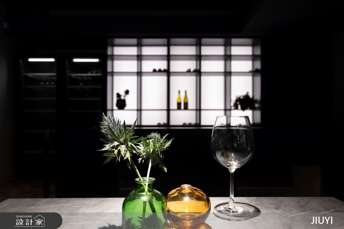 座落於都會街角的歐式酒吧,前身是15坪複層老屋,外觀