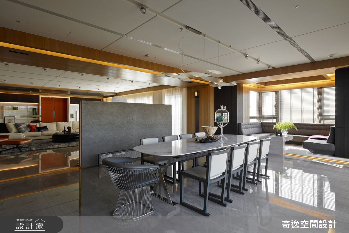 公領域透過電視牆設計巧妙劃分客、餐廳場域。 公領域透過電視牆設計巧妙劃分客、餐廳場域。