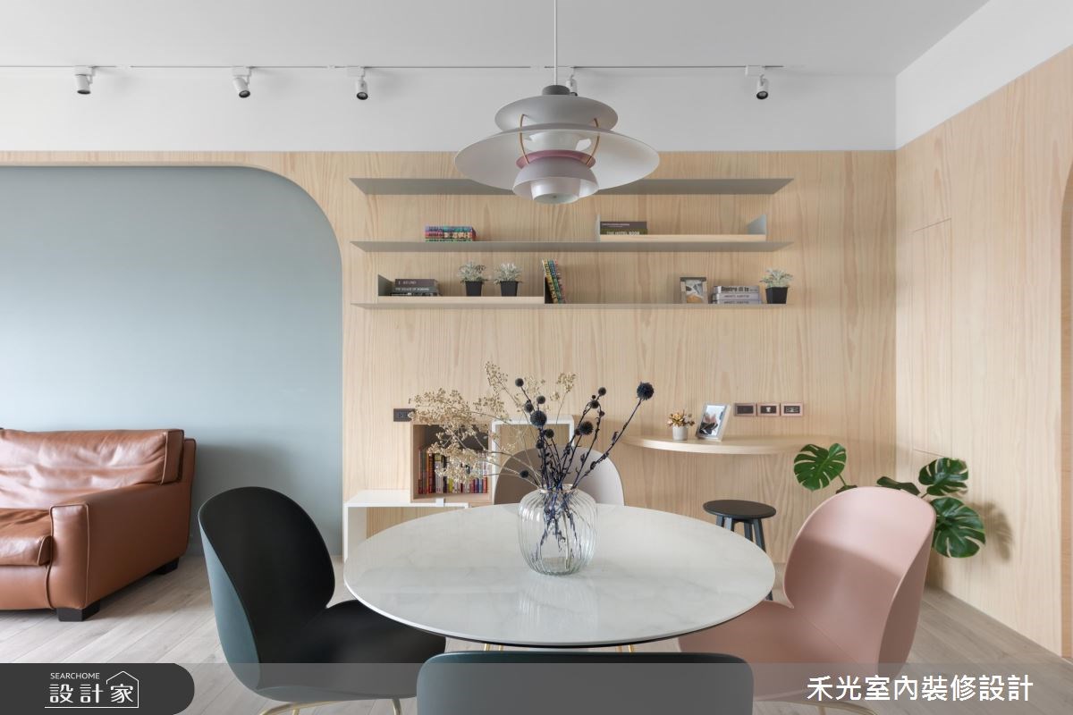 系統板材不僅是最簡單又實用的牆面收納,還能搭配鐵件加強承重度,或透過裁切形塑獨特造型,豐富收納表情。 系統板材不僅是最簡單又實用的牆面收納,還能搭配鐵件加強承重度,或透過裁切形塑獨特造型,豐富收納表情。