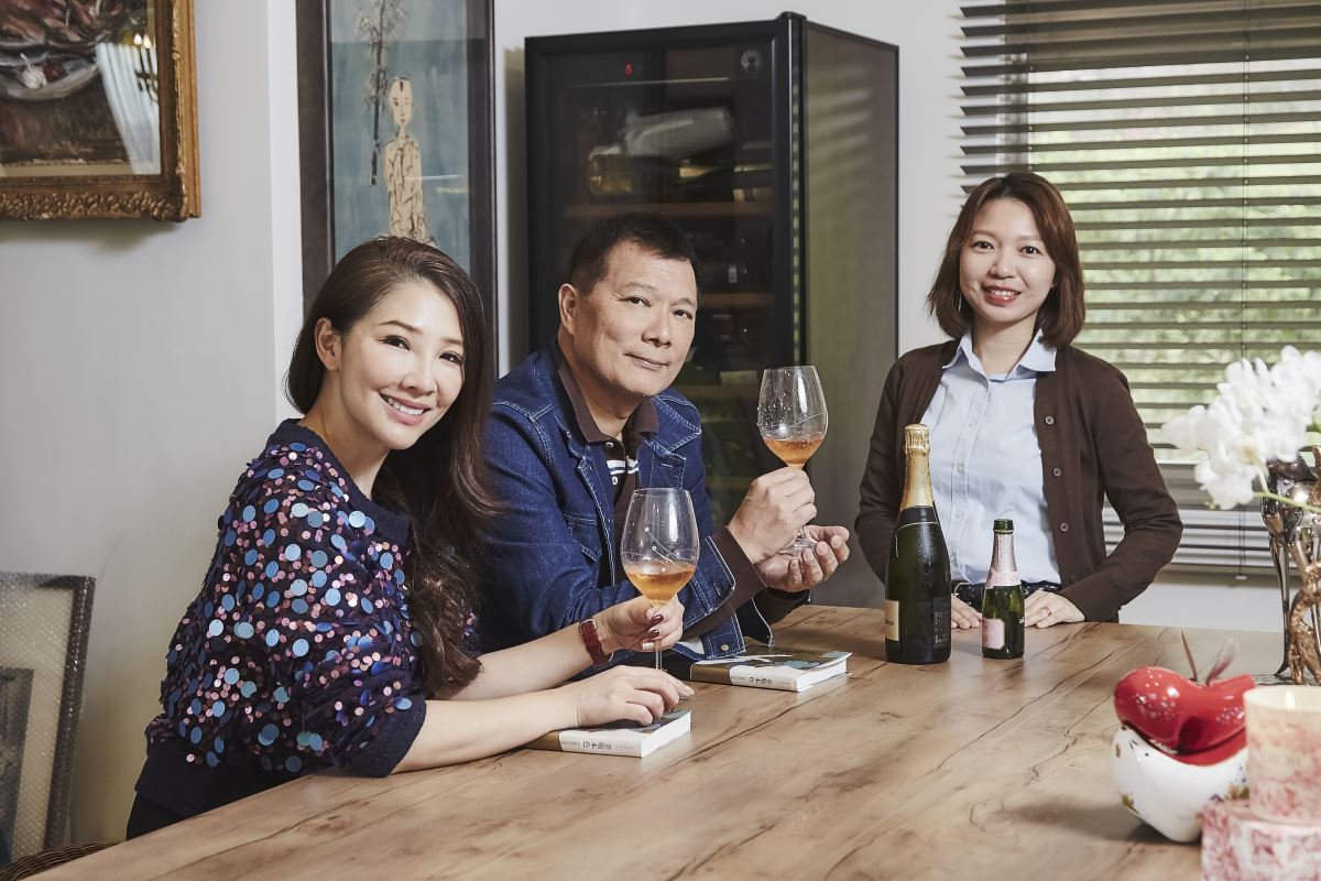 藏酒間成為親朋好友聚會的美好空間,蔡詩萍、林書煒與歐德設計師謝美香開心合影。 藏酒間成為親朋好友聚會的美好空間,蔡詩萍、林書煒與歐德設計師謝美香開心合影。