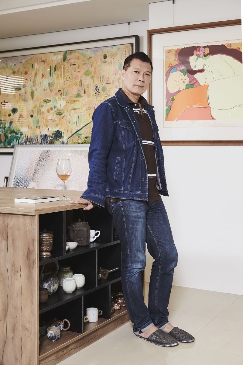 設計師為蔡詩萍打造的多功能藏酒間,讓他可以輕鬆拿取收藏品,直呼應該更早請歐德設計規畫了。 設計師為蔡詩萍打造的多功能藏酒間,讓他可以輕鬆拿取收藏品,直呼應該更早請歐德設計規畫了。