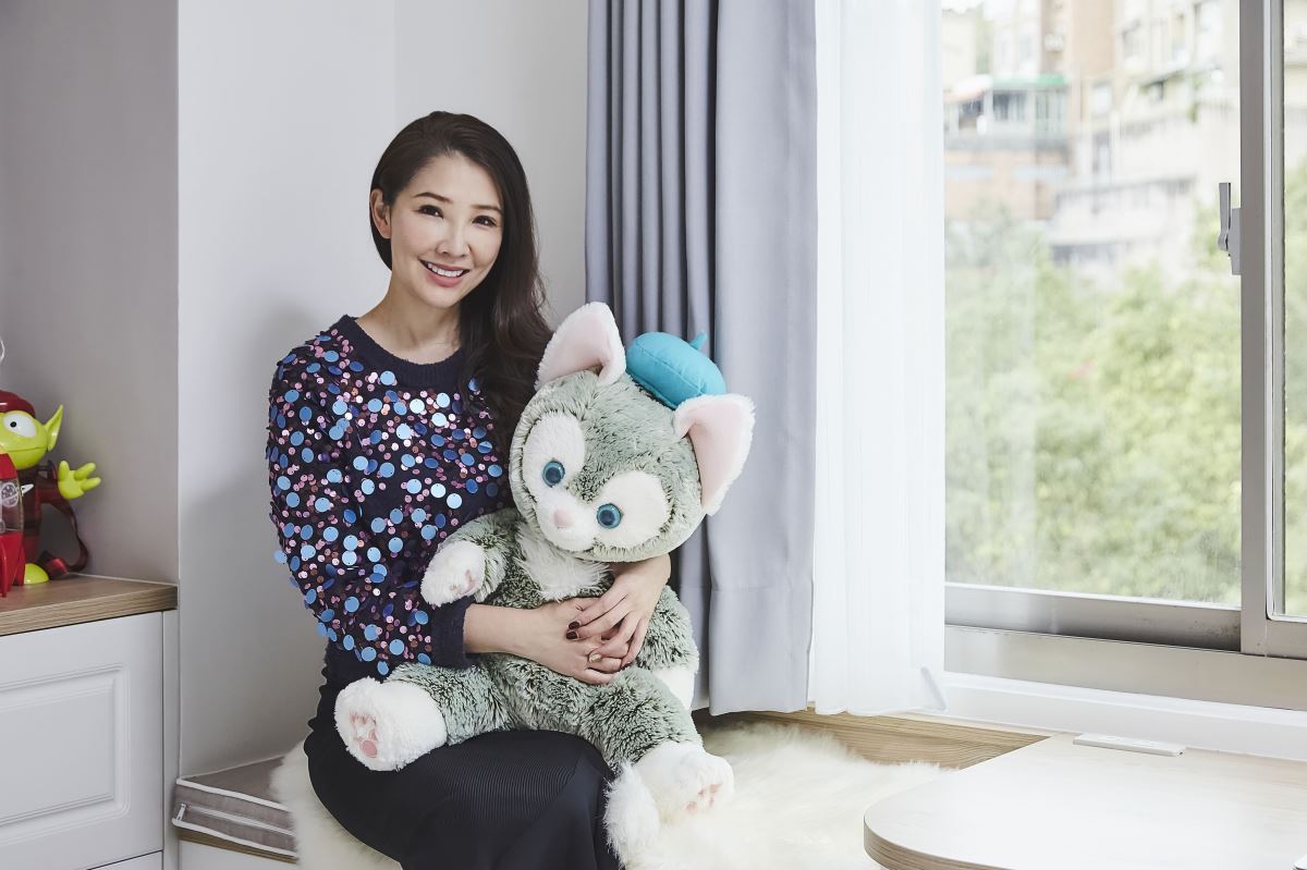 改造後的女兒房清新典雅,連林書煒都好愛,臥榻的設計,還可以讓她坐在這兒跟女兒談心。 改造後的女兒房清新典雅,連林書煒都好愛,臥榻的設計,還可以讓她坐在這兒跟女兒談心。