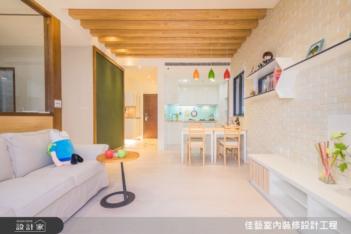 由於小孩年紀尚小,因此屋主夫妻希望家裡有個空間,讓