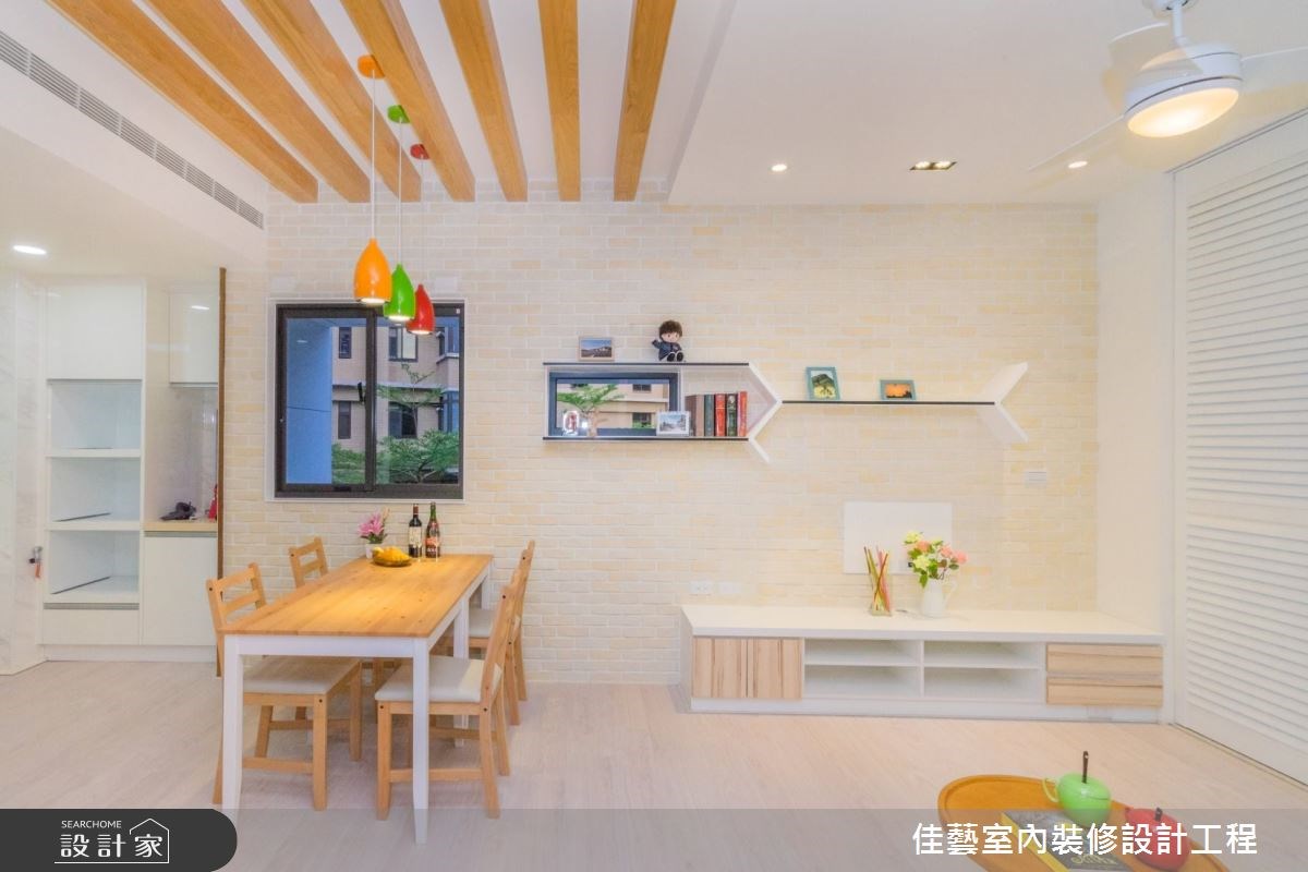 由於小孩年紀尚小,因此屋主夫妻希望家裡有個空間,讓