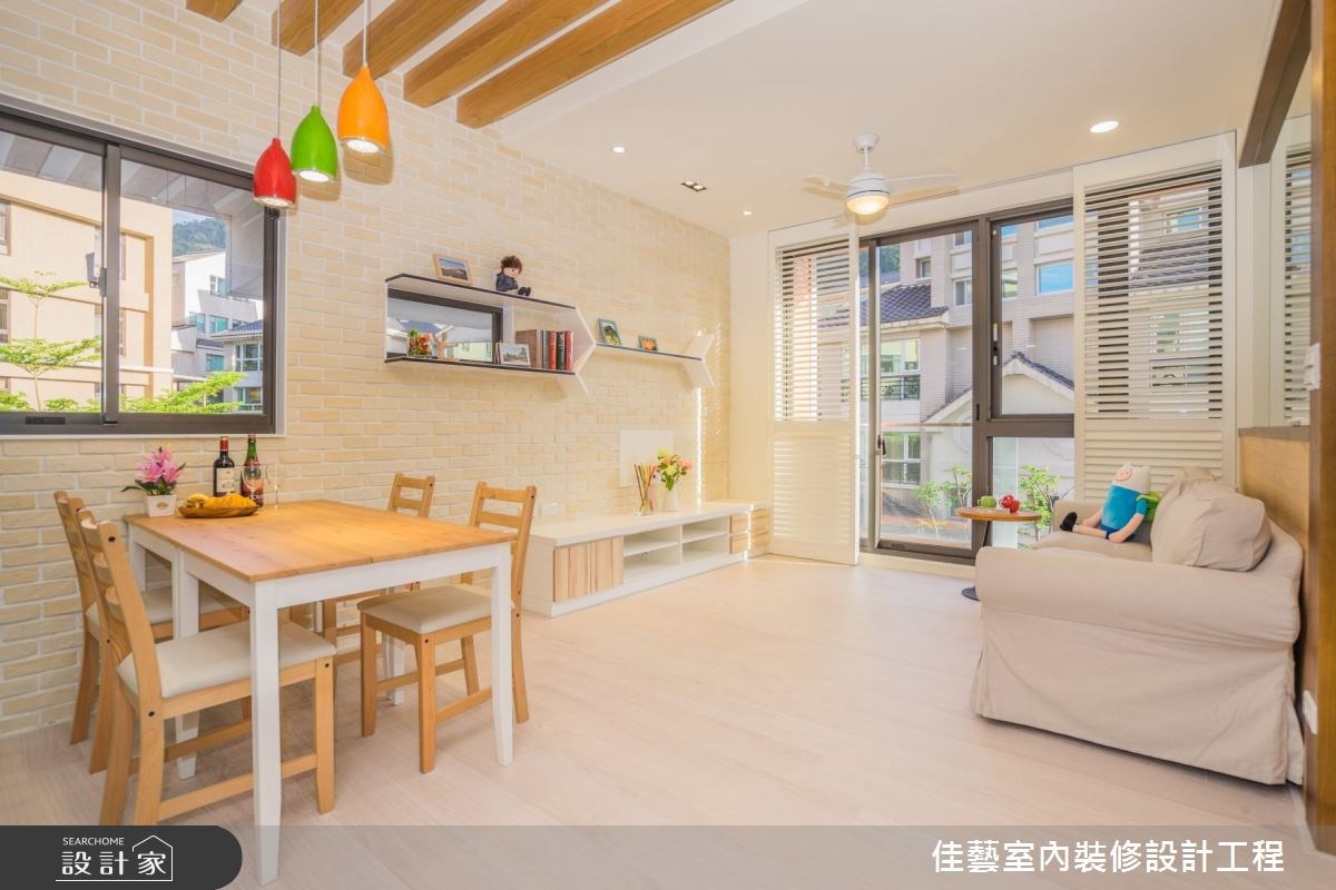 由於小孩年紀尚小,因此屋主夫妻希望家裡有個空間,讓