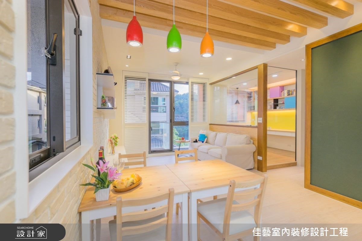 由於小孩年紀尚小,因此屋主夫妻希望家裡有個空間,讓