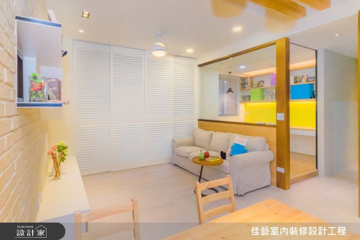 由於小孩年紀尚小,因此屋主夫妻希望家裡有個空間,讓