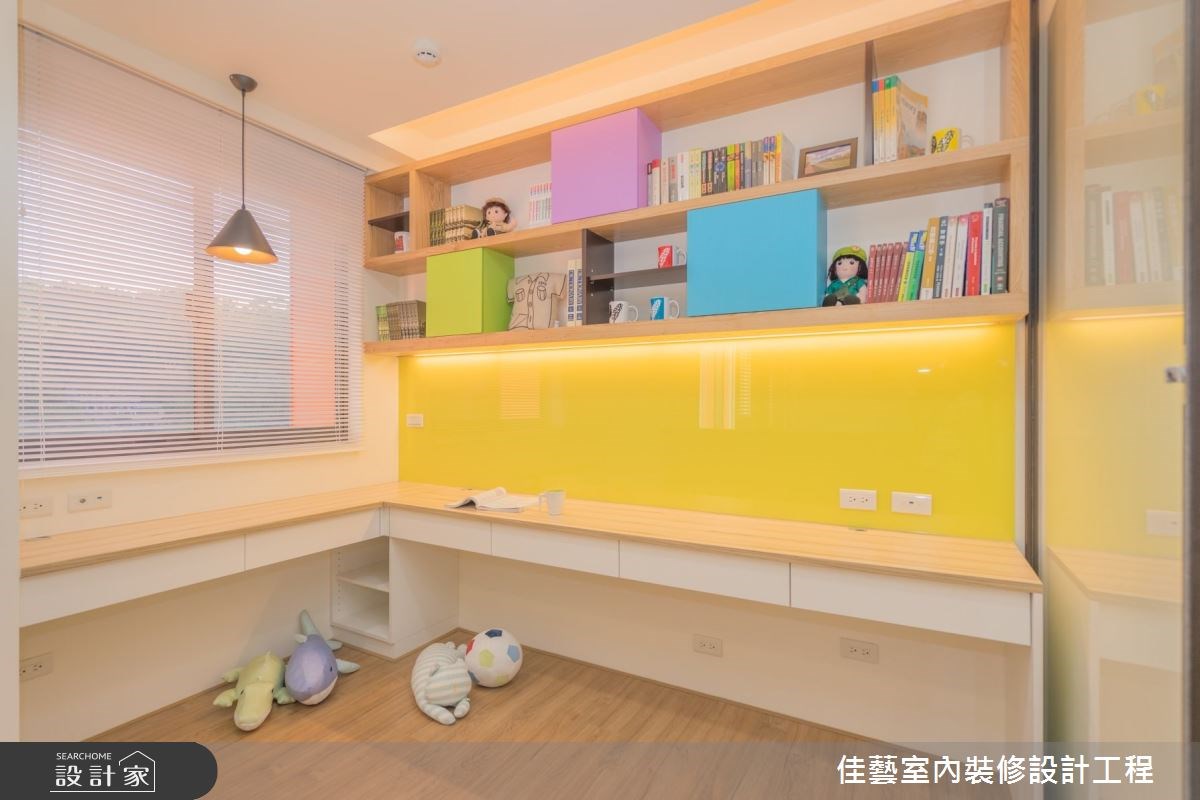 由於小孩年紀尚小,因此屋主夫妻希望家裡有個空間,讓