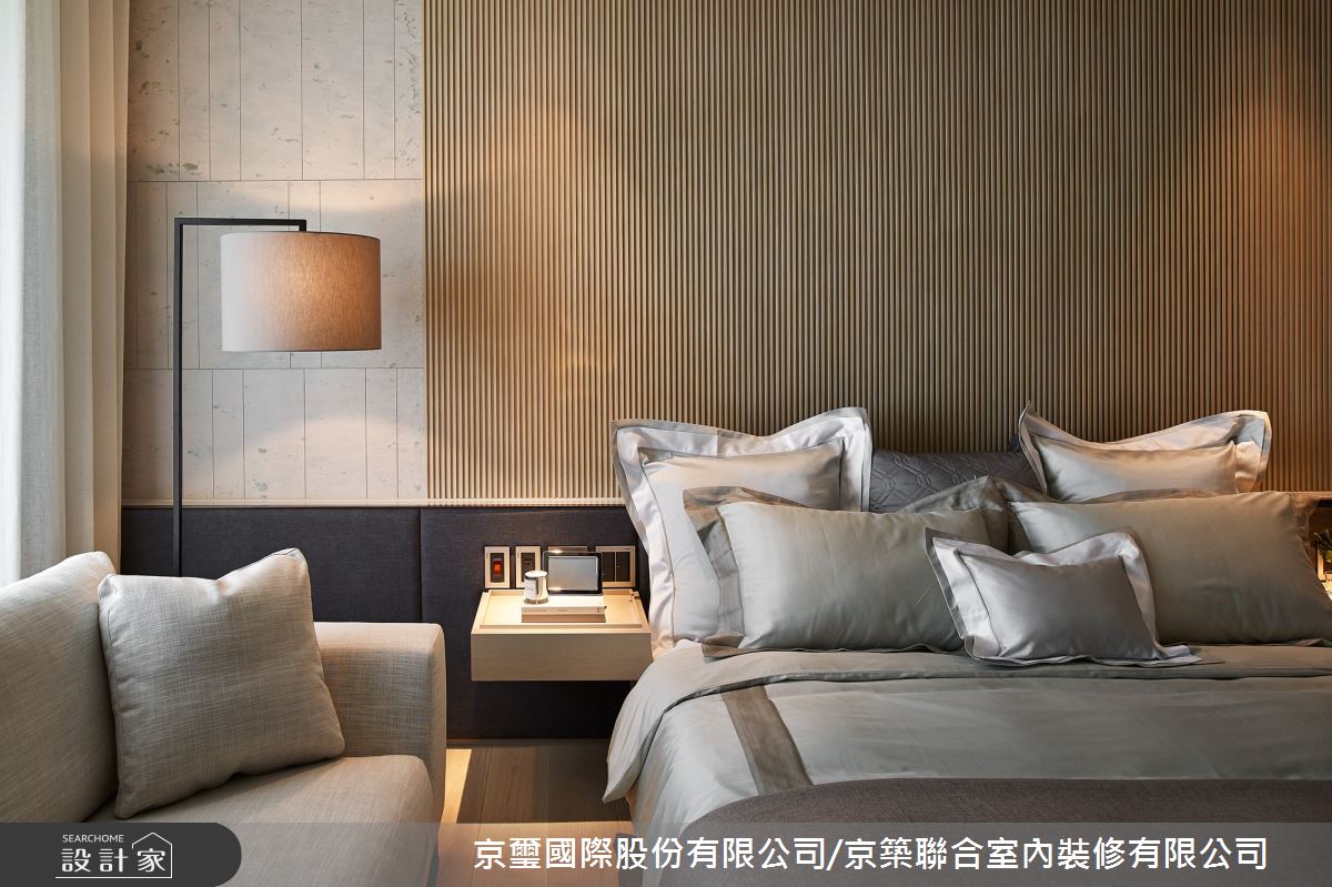 重視度假休閒感的臥室,則以木格柵銜接石材與布料,並以金屬嵌條收邊,無論是材質、造型或色彩上都以漸近、沉穩、中性為主,陽剛卻不過於冷硬的氛圍。 重視度假休閒感的臥室,則以木格柵銜接石材與布料,並以金屬嵌條收邊,無論是材質、造型或色彩上都以漸近、沉穩、中性為主,陽剛卻不過於冷硬的氛圍。