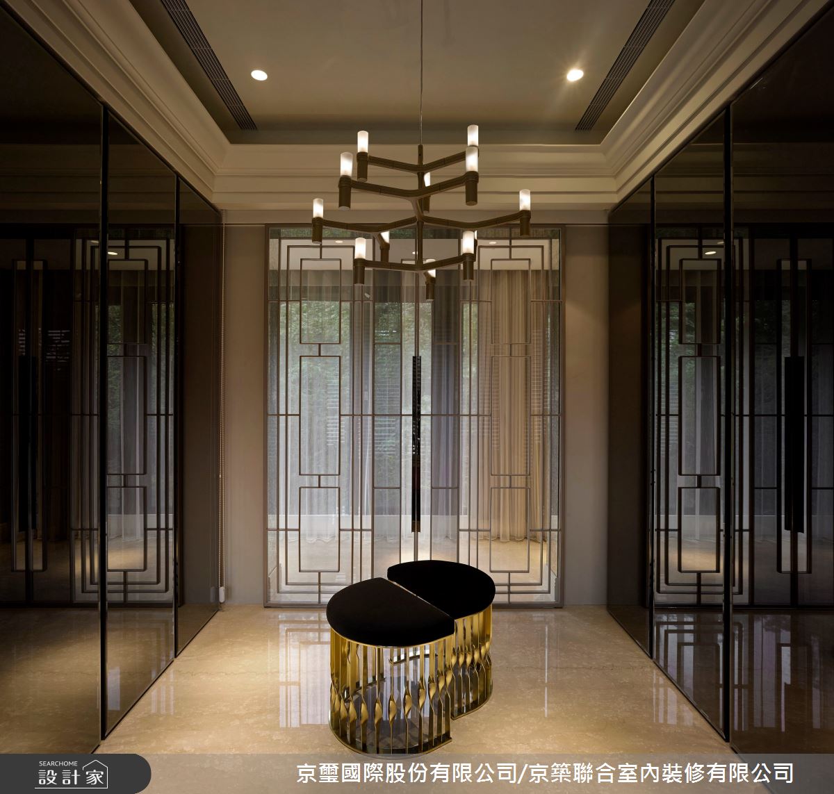 玄關以雙開門型式展現迎賓氣勢,冷硬的金屬與石材,象徵著雍容與尊榮,清玻、灰玻與仿古鏡的隔屏,卻以輕盈穿透的對比特質柔化氛圍,並且放大延伸了空間感。 玄關以雙開門型式展現迎賓氣勢,冷硬的金屬與石材,象徵著雍容與尊榮,清玻、灰玻與仿古鏡的隔屏,卻以輕盈穿透的對比特質柔化氛圍,並且放大延伸了空間感。