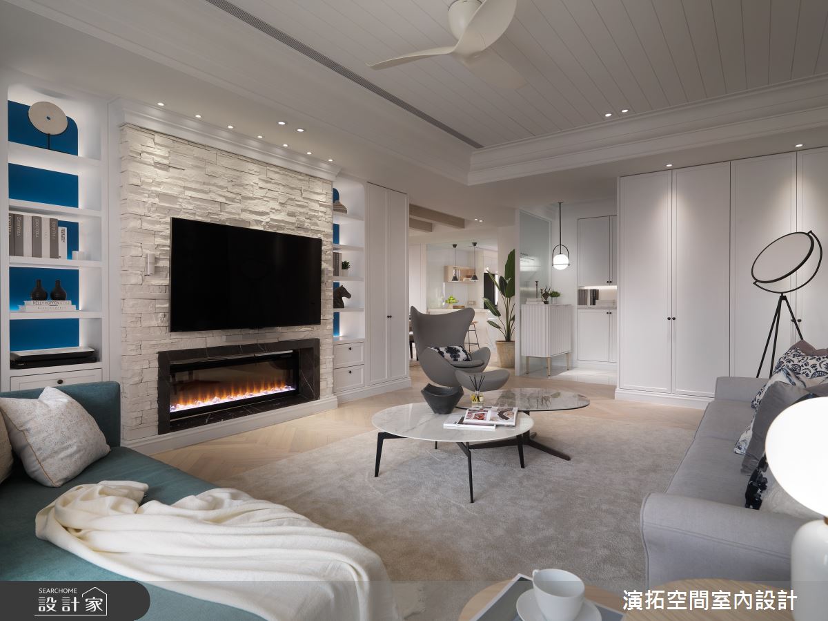 電視牆鋪陳文化石搭配壁爐造型,營造異國度假小屋的放鬆氛圍。 電視牆鋪陳文化石搭配壁爐造型,營造異國度假小屋的放鬆氛圍。