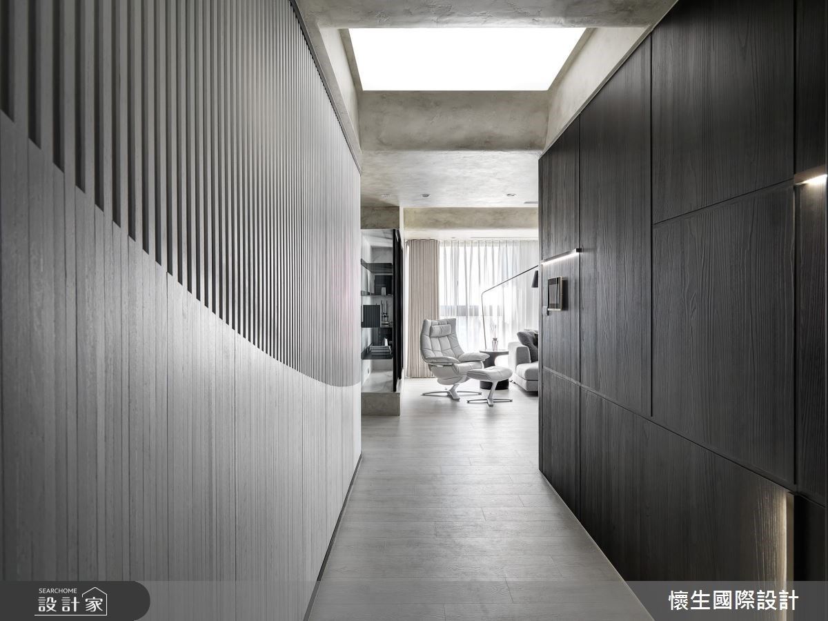 建築外坐擁自然綠意並緊鄰交通要道上,50坪的私宅裡,