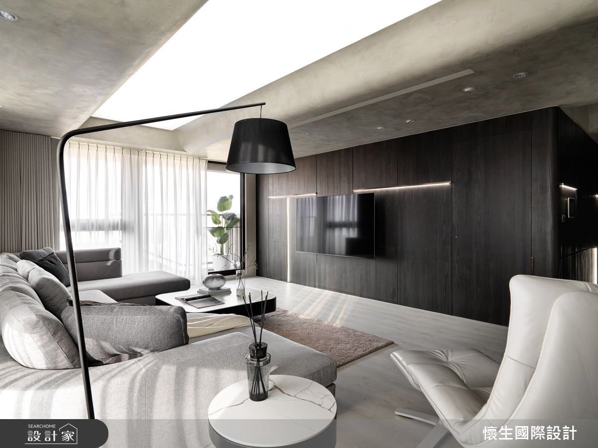 建築外坐擁自然綠意並緊鄰交通要道上,50坪的私宅裡,