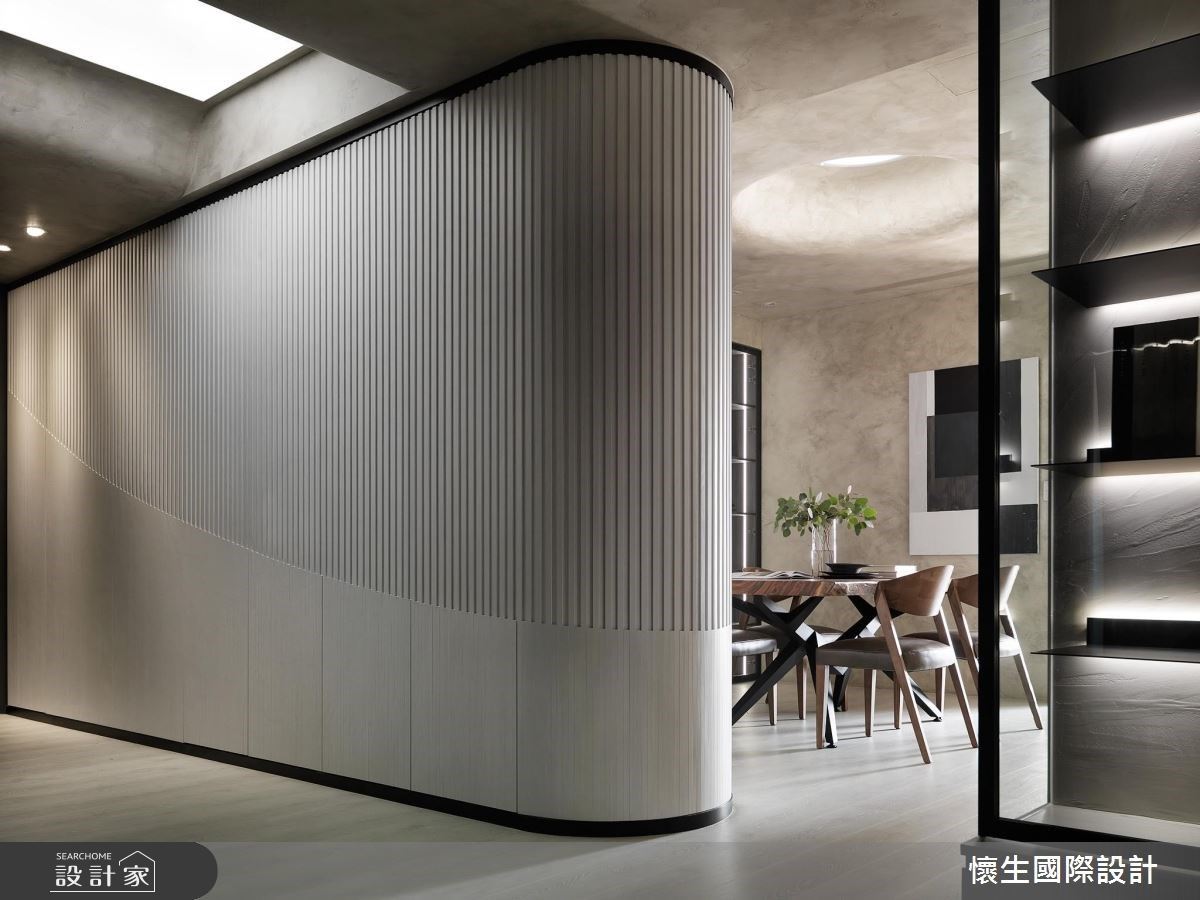 建築外坐擁自然綠意並緊鄰交通要道上,50坪的私宅裡,