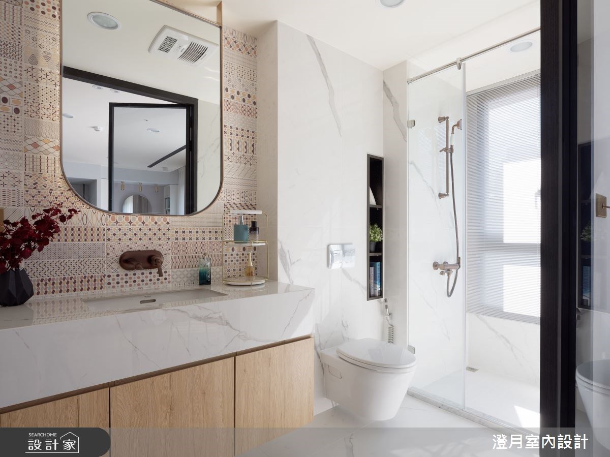 40 坪的混搭風住宅,在主臥衛浴利用長型空間的優勢,以洗手台為軸心右側用一字型淋浴門打造淋浴間,左側則用獨立浴缸規劃女屋主最愛的泡澡區。 40 坪的混搭風住宅,在主臥衛浴利用長型空間的優勢,以洗手台為軸心右側用一字型淋浴門打造淋浴間,左側則用獨立浴缸規劃女屋主最愛的泡澡區。