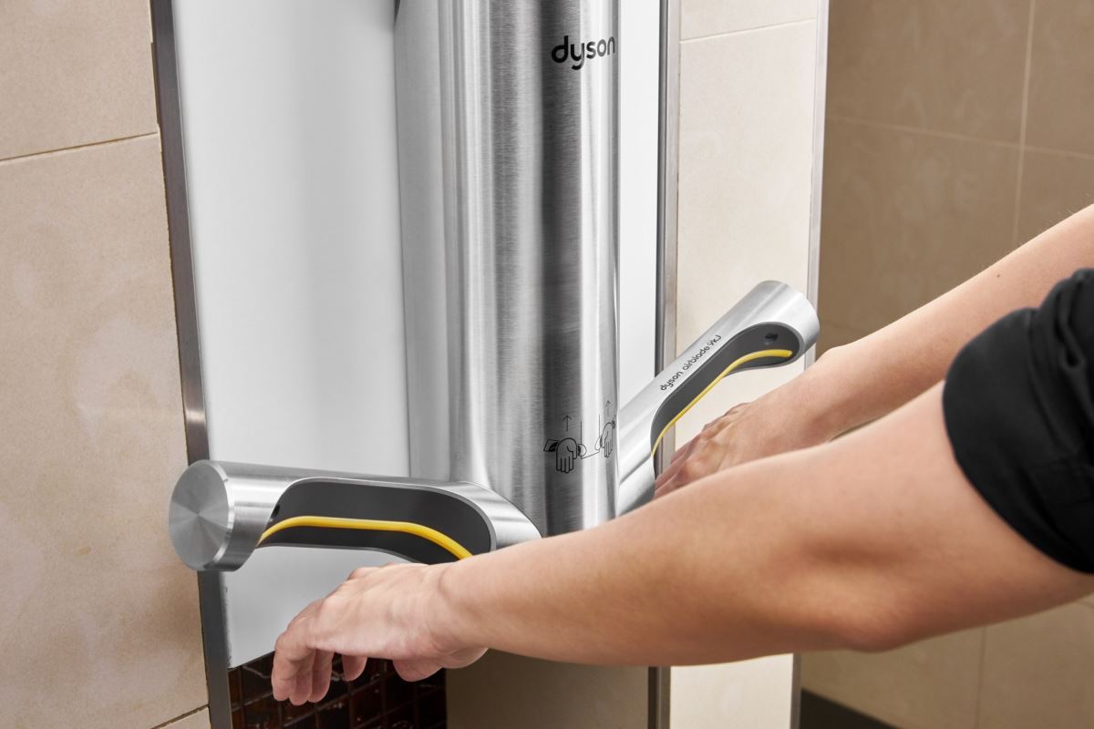 Dyson Airblade9kJ 乾手機,吹送 HEPA 過濾的潔淨氣刀,弧型氣刀吹送時速高達 624 公里的強勁氣流將雙手水分刮除,享受 10 秒的乾手體驗,還可消化機場內龐大的人流。 Dyson Airblade9kJ 乾手機,吹送 HEPA 過濾的潔淨氣刀,弧型氣刀吹送時速高達 624 公里的強勁氣流將雙手水分刮除,享受 10 秒的乾手體驗,還可消化機場內龐大的人流。
