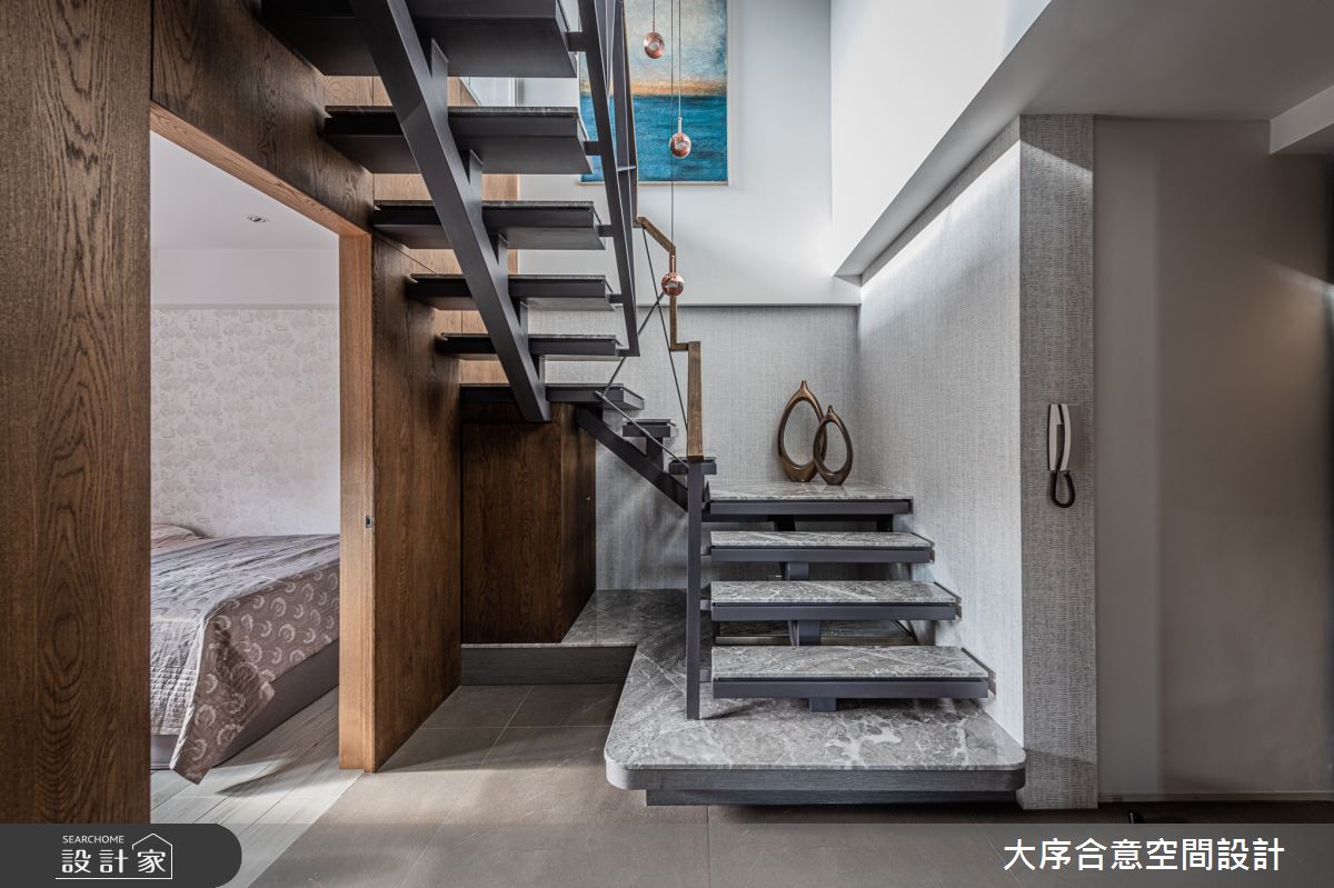 樓中樓階梯特意加大首階梯面尺度,締造豪宅高貴氣勢,更掌握梯下空間增設女孩房機能。 樓中樓階梯特意加大首階梯面尺度,締造豪宅高貴氣勢,更掌握梯下空間增設女孩房機能。