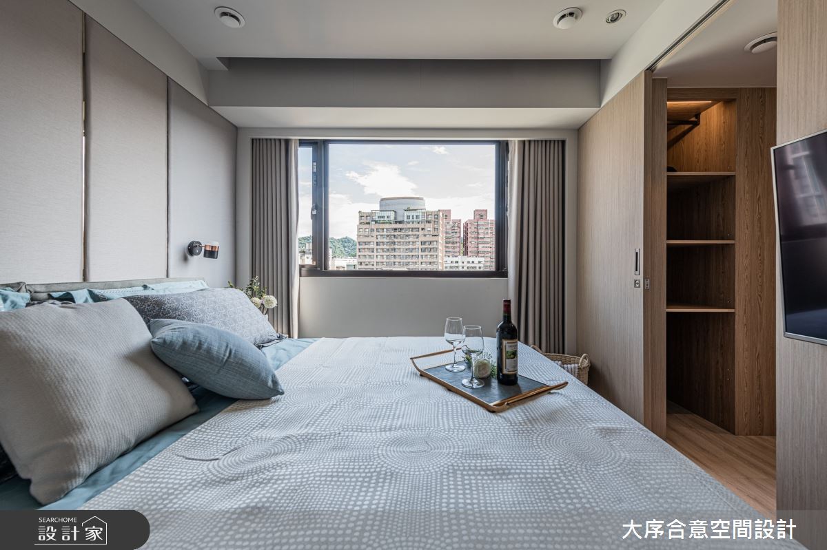 主臥套房以鍍鈦、繃布鋪陳床頭背牆,優雅詮釋舒適宜人的飯店風格。 主臥套房以鍍鈦、繃布鋪陳床頭背牆,優雅詮釋舒適宜人的飯店風格。