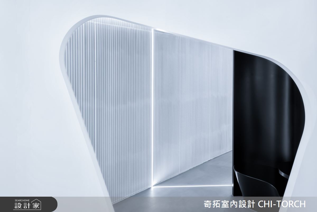 辦公室入口以不規則造型表現擠壓變形的蟲洞。 辦公室入口以不規則造型表現擠壓變形的蟲洞。