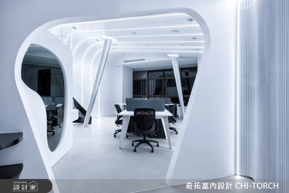 辦公桌兩側設計圓錐狀柱體,搭配上圓型光帶的設計,呼應無遠弗屆的科技,穿透天花散發到世界各地。 辦公桌兩側設計圓錐狀柱體,搭配上圓型光帶的設計,呼應無遠弗屆的科技,穿透天花散發到世界各地。