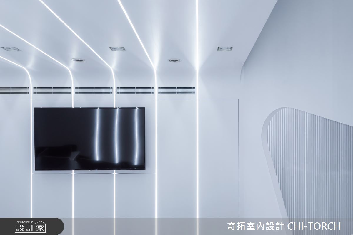 設計師將軟燈條嵌入壁面,象徵強而有力光束劃過天空的未來感。 設計師將軟燈條嵌入壁面,象徵強而有力光束劃過天空的未來感。