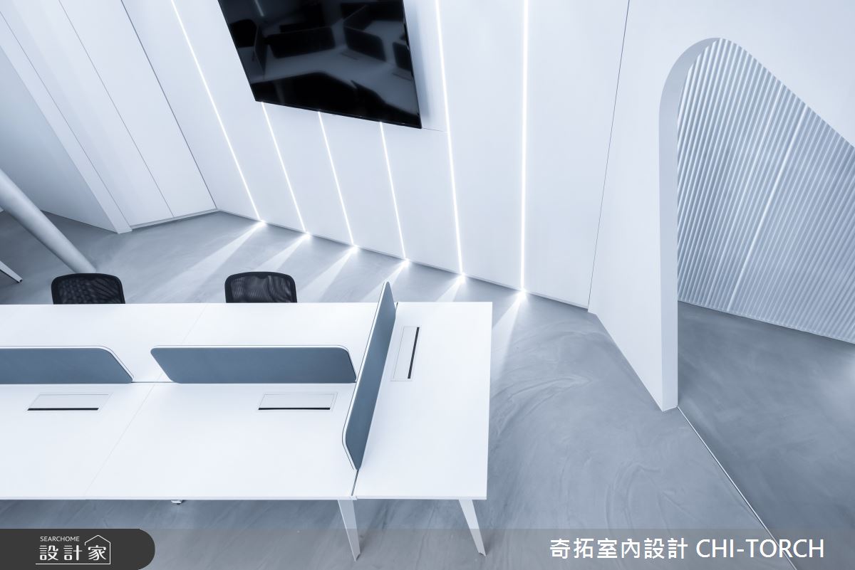 劉子旗、高紫馨設計師以未來科技感的設計,擘劃 28 坪