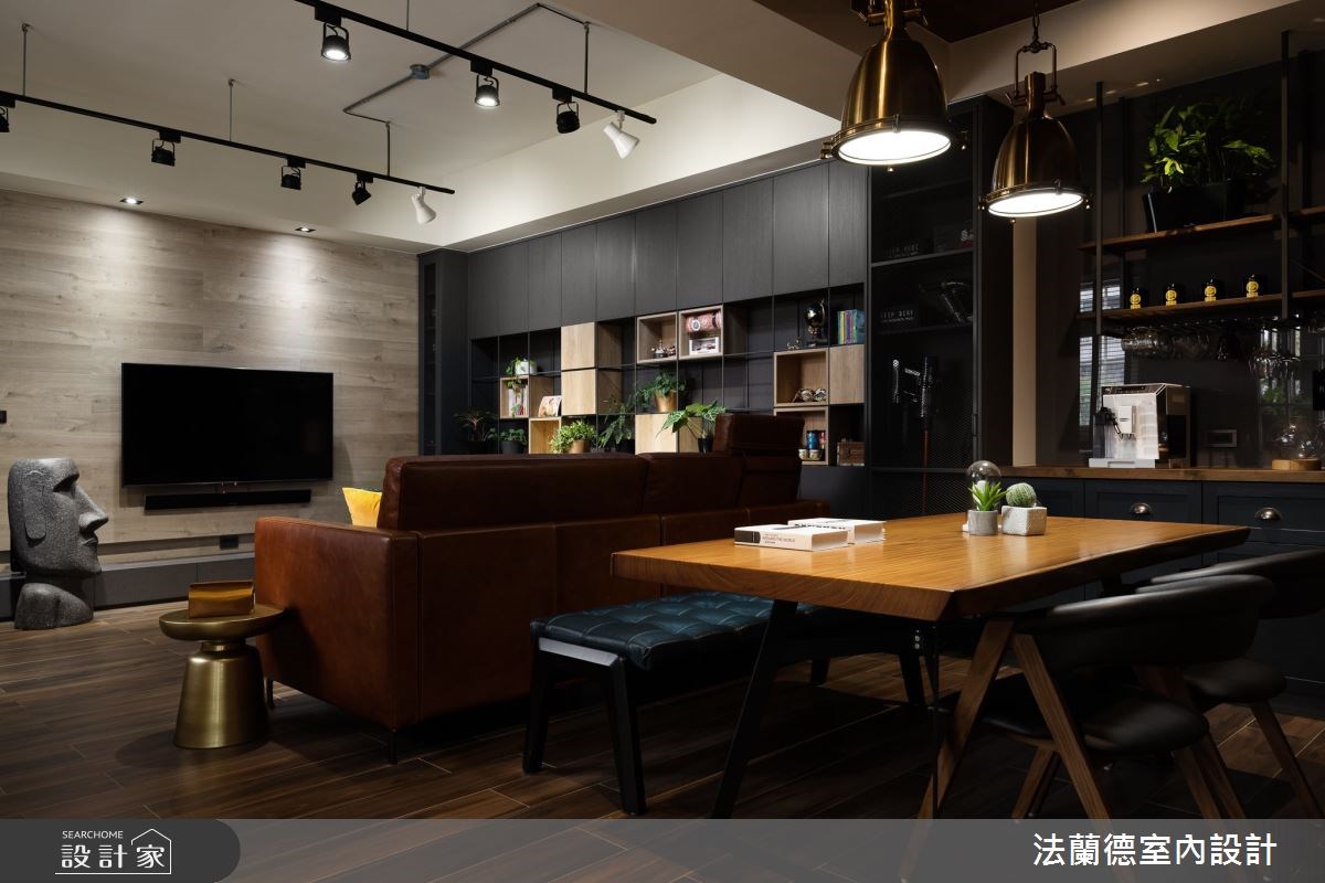 此住宅屋況特別,為同層不同戶的雙拼住宅,屋主為一對