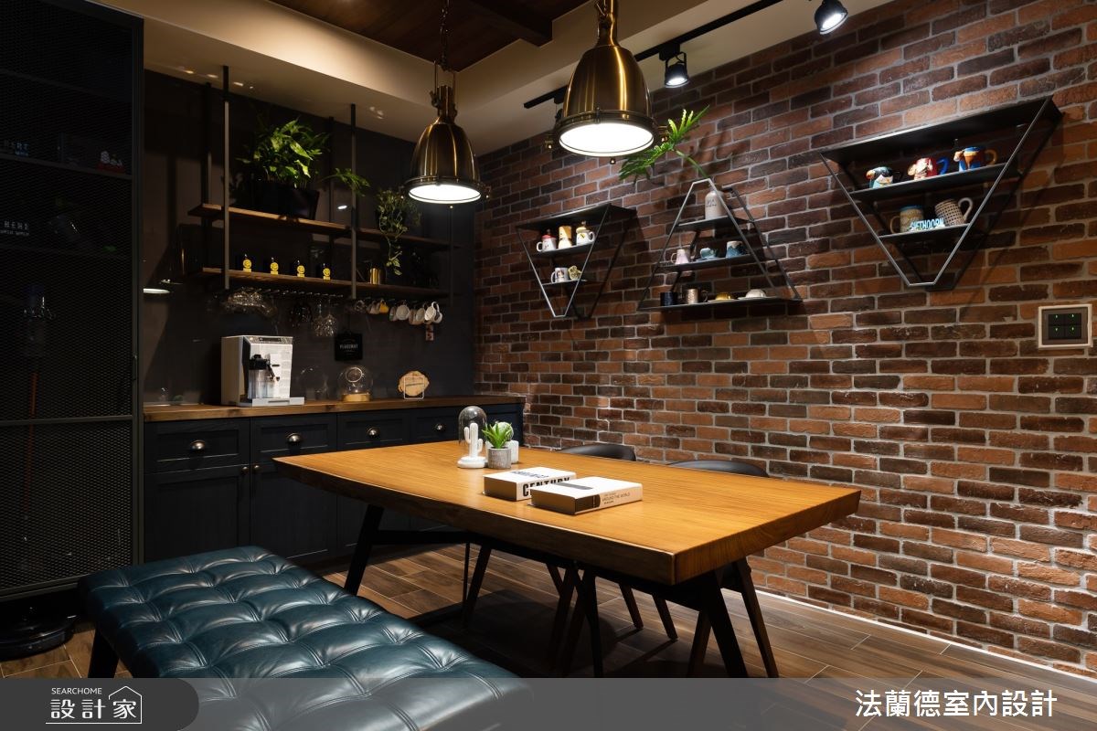 此住宅屋況特別,為同層不同戶的雙拼住宅,屋主為一對
