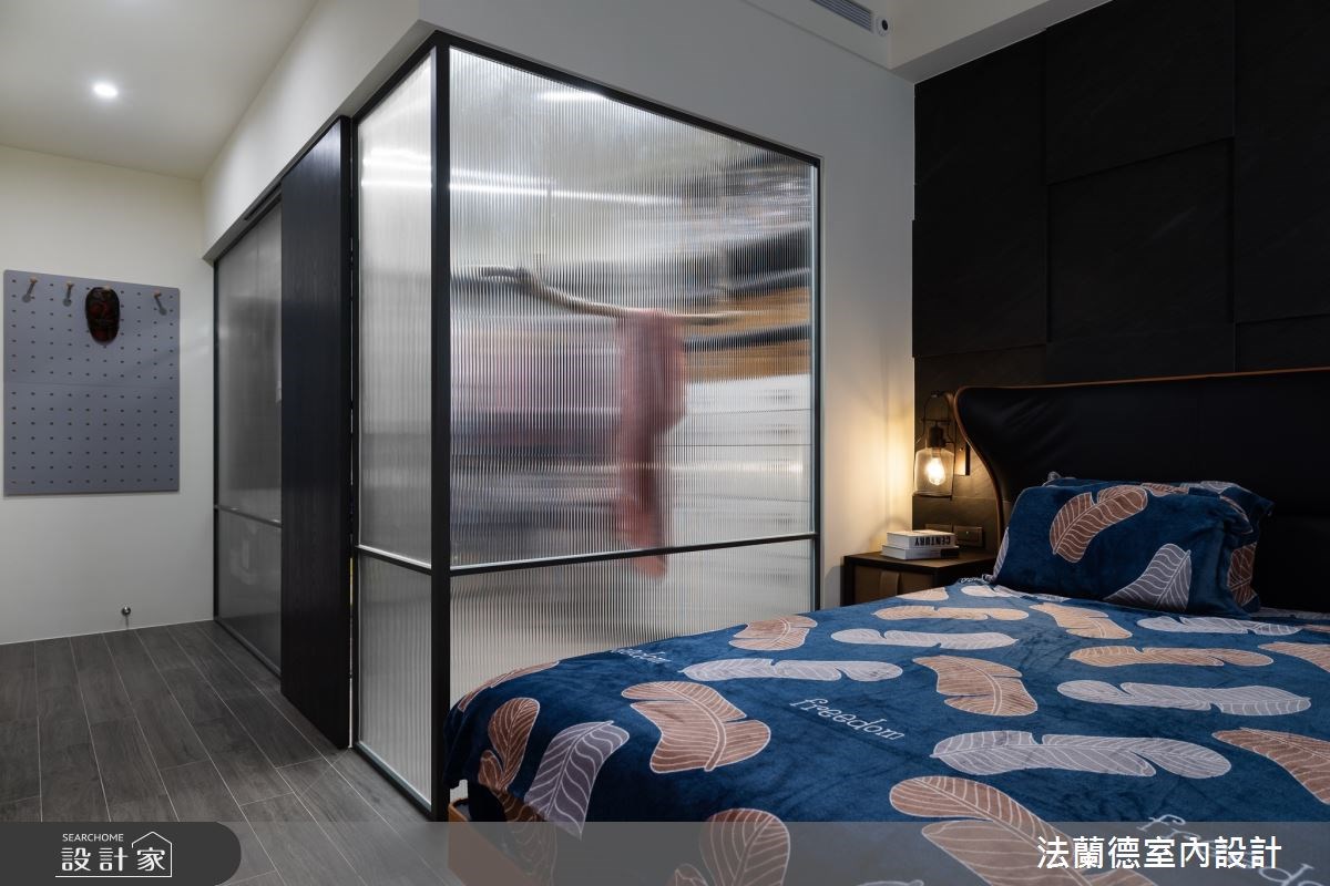 此住宅屋況特別,為同層不同戶的雙拼住宅,屋主為一對