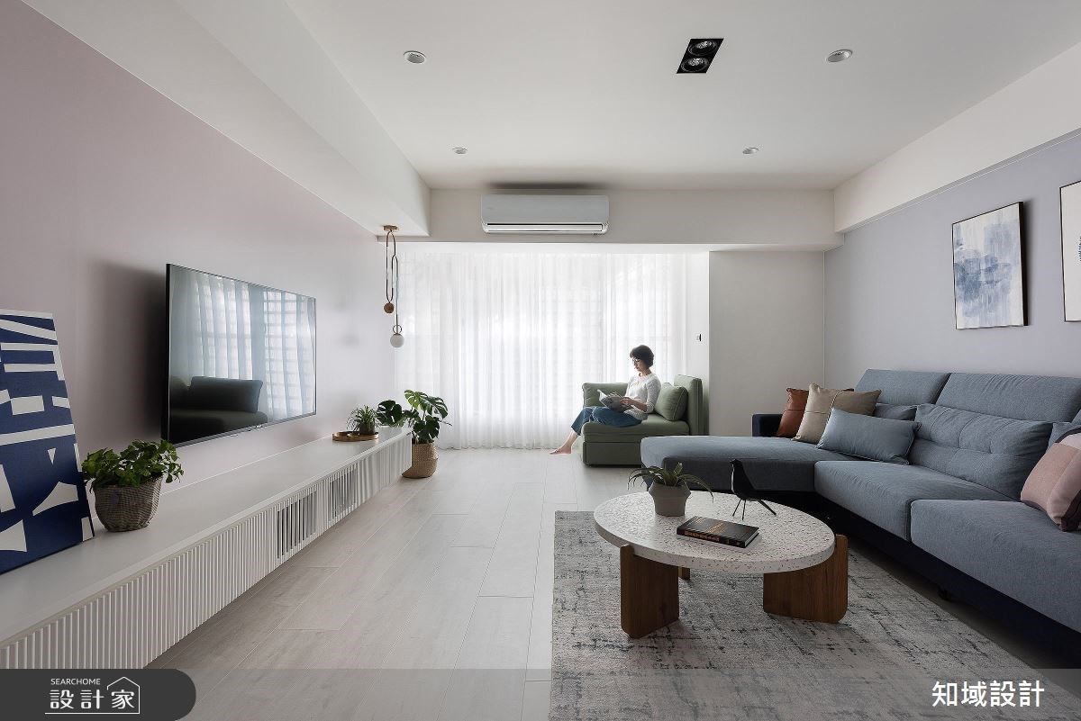 在搬進這間 35 年的老屋前,屋主一家原本住在附近,而