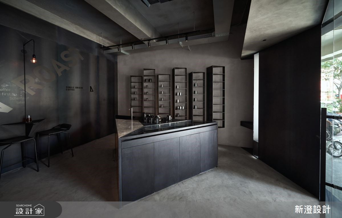 此案為6坪老屋翻新成微型咖啡店的精緻空間,大門以玻