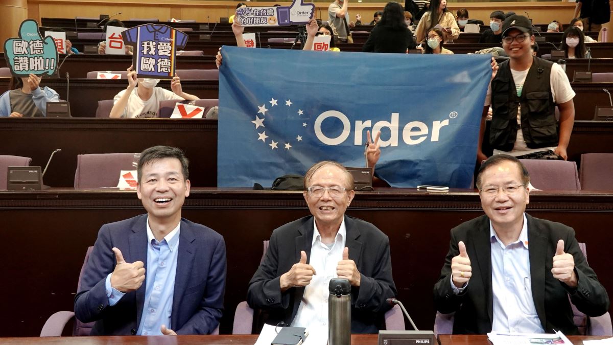 歐德集團與南華大學攜手培養學生就業力,董事長陳國都 (左一) 與校長林聰明 (中者)、副校長林辰璋 (右一),開心合影。 歐德集團與南華大學攜手培養學生就業力,董事長陳國都 (左一) 與校長林聰明 (中者)、副校長林辰璋 (右一),開心合影。