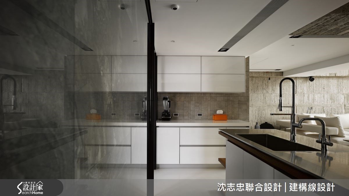 在了解屋主經常旅居國外後,設計師決定拋棄制式的格局