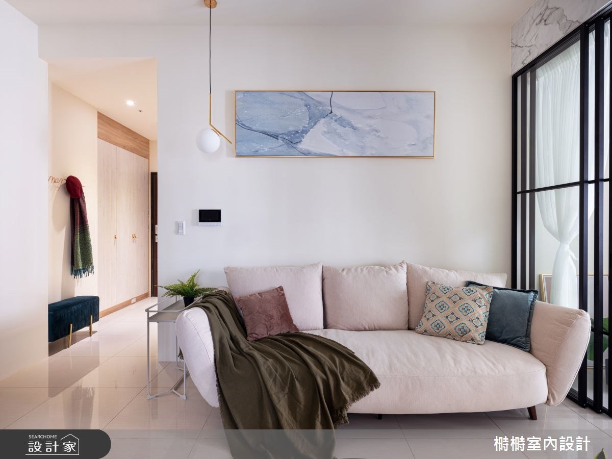 此住宅戶外景致優美,站在陽台即能遠眺河岸,但方正的