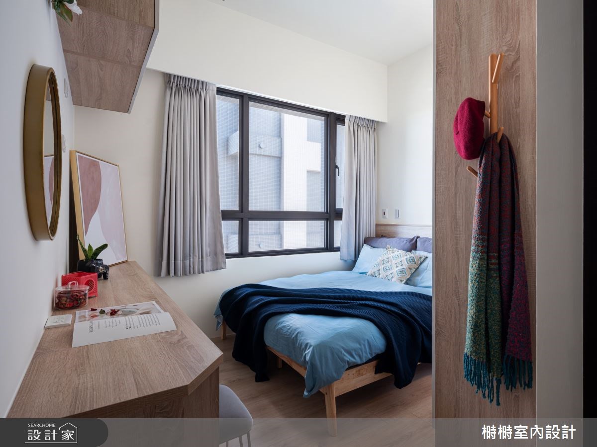 此住宅戶外景致優美,站在陽台即能遠眺河岸,但方正的
