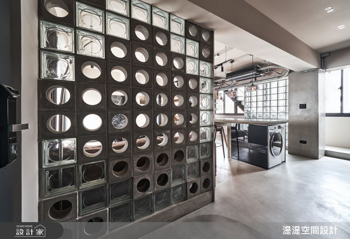 40 坪的混搭風雙層老屋結合工作室與居家用途,透過玻