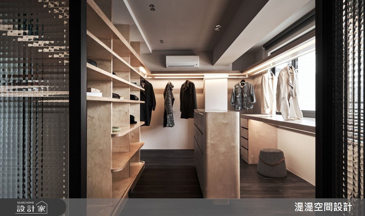 40 坪的混搭風雙層老屋結合工作室與居家用途,透過玻