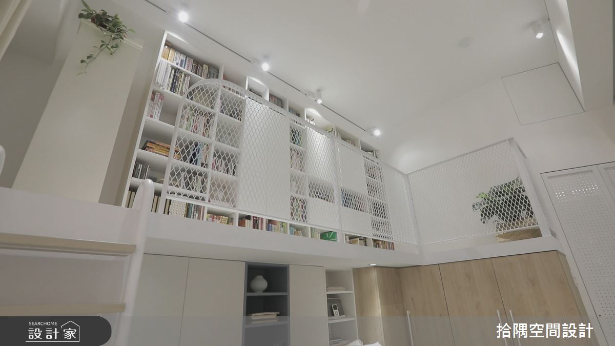 書櫃規劃開放櫃面,讓屋主的藏書宛如一道端景造型牆。 書櫃規劃開放櫃面,讓屋主的藏書宛如一道端景造型牆。