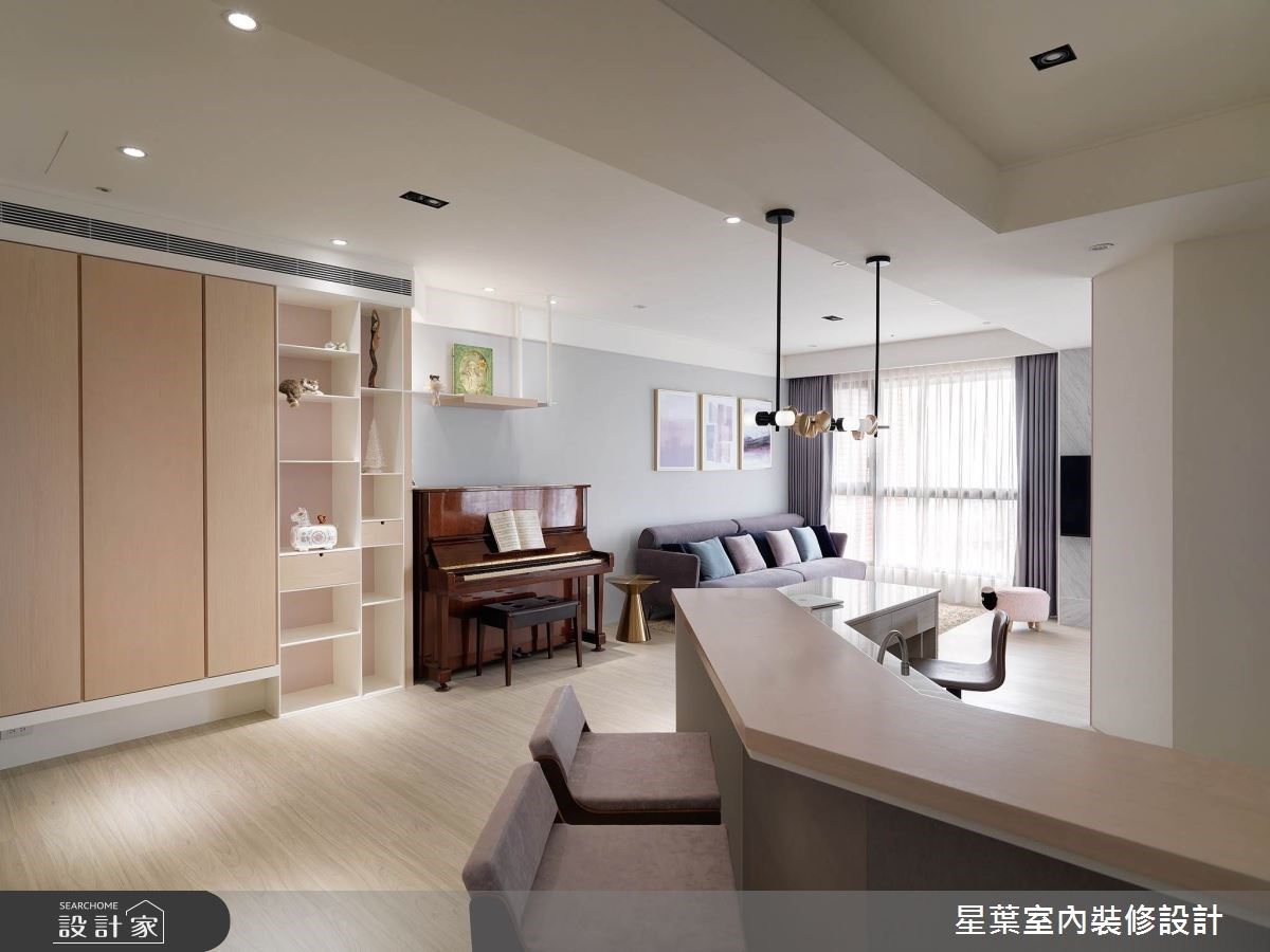 中島吧檯結合工作桌設計,高低的檯面設計滿足不同的生活情境。 中島吧檯結合工作桌設計,高低的檯面設計滿足不同的生活情境。
