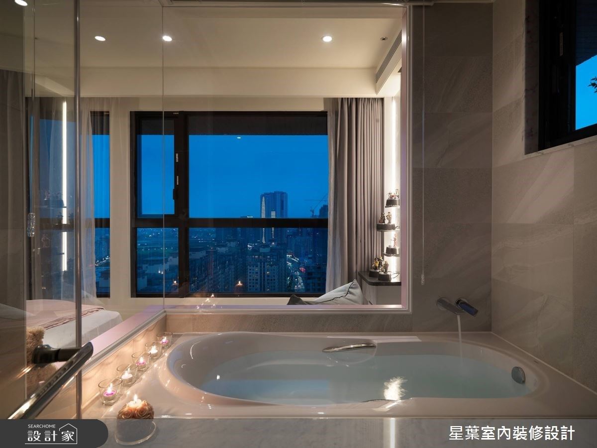 主浴透過玻璃大面積開窗,讓女主人享受美景沐浴時光。 主浴透過玻璃大面積開窗,讓女主人享受美景沐浴時光。