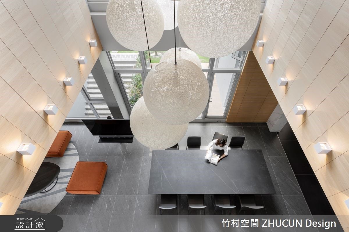 餐廳以挑高天花設計,成就大器住宅底蘊。 餐廳以挑高天花設計,成就大器住宅底蘊。