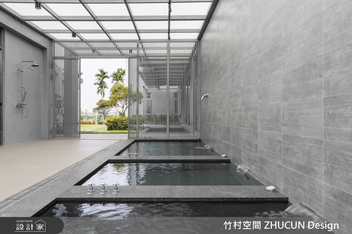 戶外 SPA 池完備規劃冷熱池機能與烤箱機能,豐富屋主與親友的生活樂趣。 戶外 SPA 池完備規劃冷熱池機能與烤箱機能,豐富屋主與親友的生活樂趣。