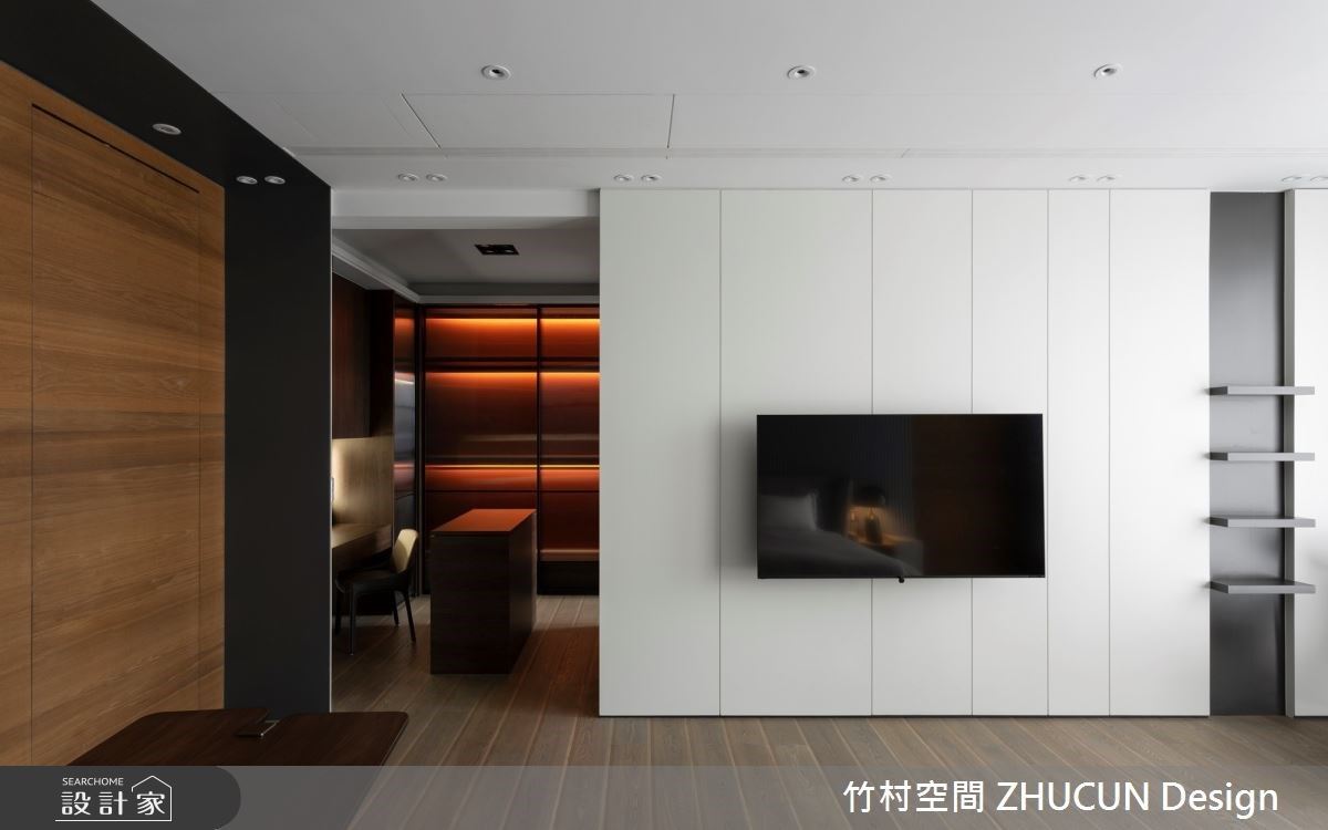 主臥套房電視牆鋪陳純淨白調,與更衣間愛馬仕橘產生鮮明對比,展現時尚底蘊。 主臥套房電視牆鋪陳純淨白調,與更衣間愛馬仕橘產生鮮明對比,展現時尚底蘊。