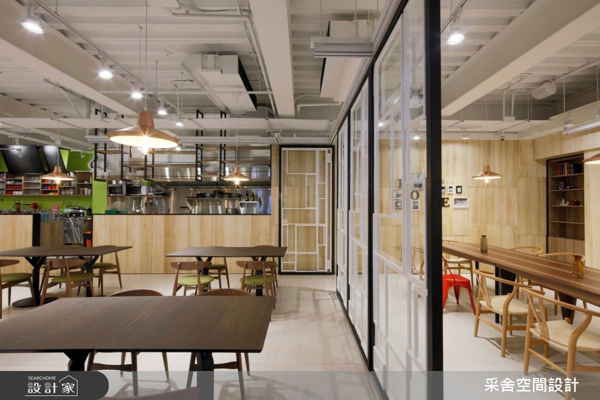 空間寬敞的 53 坪餐廳,運用木質包覆牆面,讓溫暖氣息